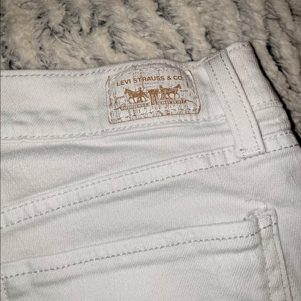 Woman’s Levi white super low 524 size 5